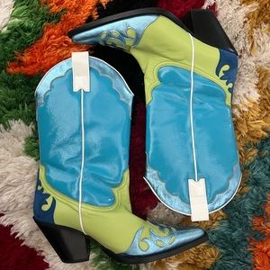 Toral flex boot in turquoise.